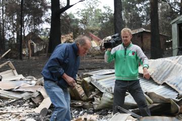 Tim filmt de nasleep van de bosbranden in Victoria. een man zoekt door de resten van zijn afgebrande huis.
